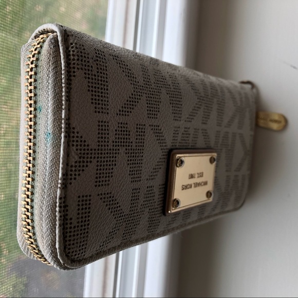 *Sold* Michael Kors Cream & Gold Wallet - Picture 4 of 5